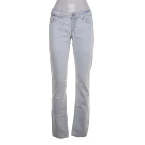 Ljusblå jeans  - Supersnygga lågmidjade bootcut jeans!! Säljer pga att dom var för stora men dom är så snygga!!!💓💓💓💓