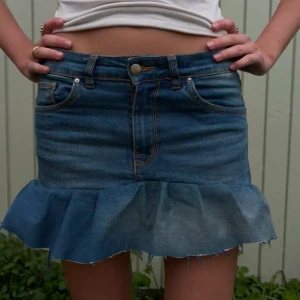 Jeanskjol med volang - Trendig jeans volangkjol!! såååå fin💝💝💝