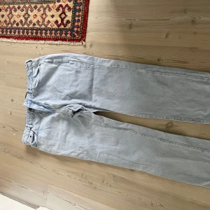 Ljusblå jeans från SikSilk - Säljer ett par ljusblå jeans från SikSilk i klassisk femficksmodell. Jeansen har normal passform och raka ben, med knapp- och dragkedjegylf. Perfekta för en avslappnad stil.