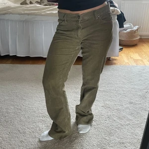 Olivgröna manchesterbyxor med bootcut - Säljer ett par olivgröna manchesterbyxor med  låg midja och bootcut!  Står stl 40 men skulle säga mer stl 38🤝