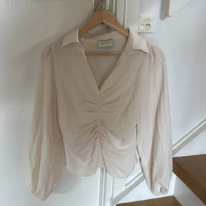 Neo noir blus - V- ringad blus med ballongärm. 