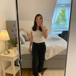 Svarta wide jeans från 157 - Säljer ett par svarta jeans från 157 i modellen wide. Byxorna har hög midja och raka, vida ben. Klassisk femficksmodell med knapp och dragkedja framtill. Perfekta till en enkel t-shirt eller stickad tröja.