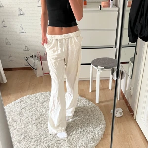 linnebyxor - supersnygga och bekväma linnebyxor från stradivarius! storlek XS men passar även S💗säljer då jag köpt ett par andra linnebyxor☺️ 