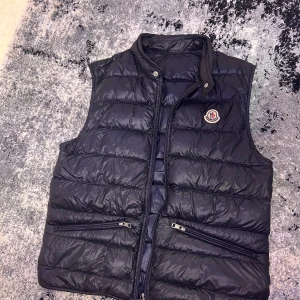 Svart dunväst från Moncler - Skick 9/10 äkta utan kvitto använd få gånger lite stor men passar s och m.