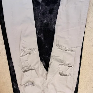 Vagabond Denim ljusa ripped jeans - Storlek xs-s.                                                               Ljusgrå jeans från Vagabond Denim med flera slitningar och hål på framsidan av benen. Klassisk femficksmodell med raka ben och normal passform. Tillverkade i bomull med lite stretch för extra komfort. Perfekta för en avslappnad streetstil.