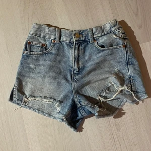 Blå jeansshorts med slitningar - Blå jeansshorts med slitningar, storlek 152, xxs/xs