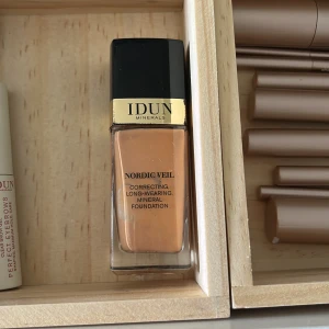IDUN Minerals Nordic Veil Foundation - IDUN Minerals Nordic Veil Foundation i nyansen Embla 515. Ungefär 75% kvar