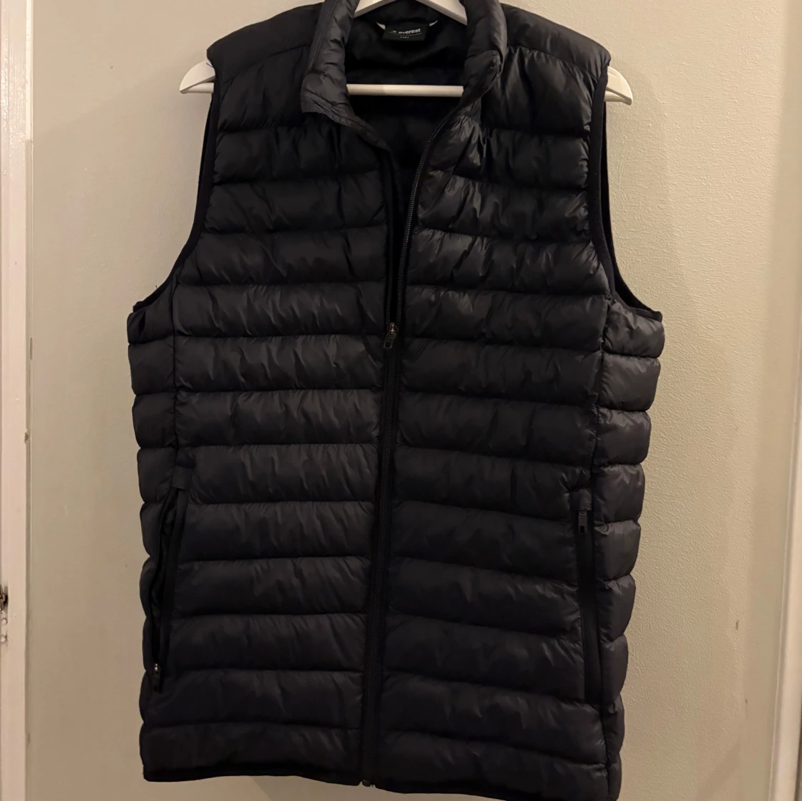 Svart dunväst med dragkedja