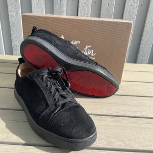  Christian Louboutin - Svarta loubs i storlek 42😤🤩7/10 skick täcken på användning på den snygga röda sulan annars perfekt.  Byten och prisförslag privat. 