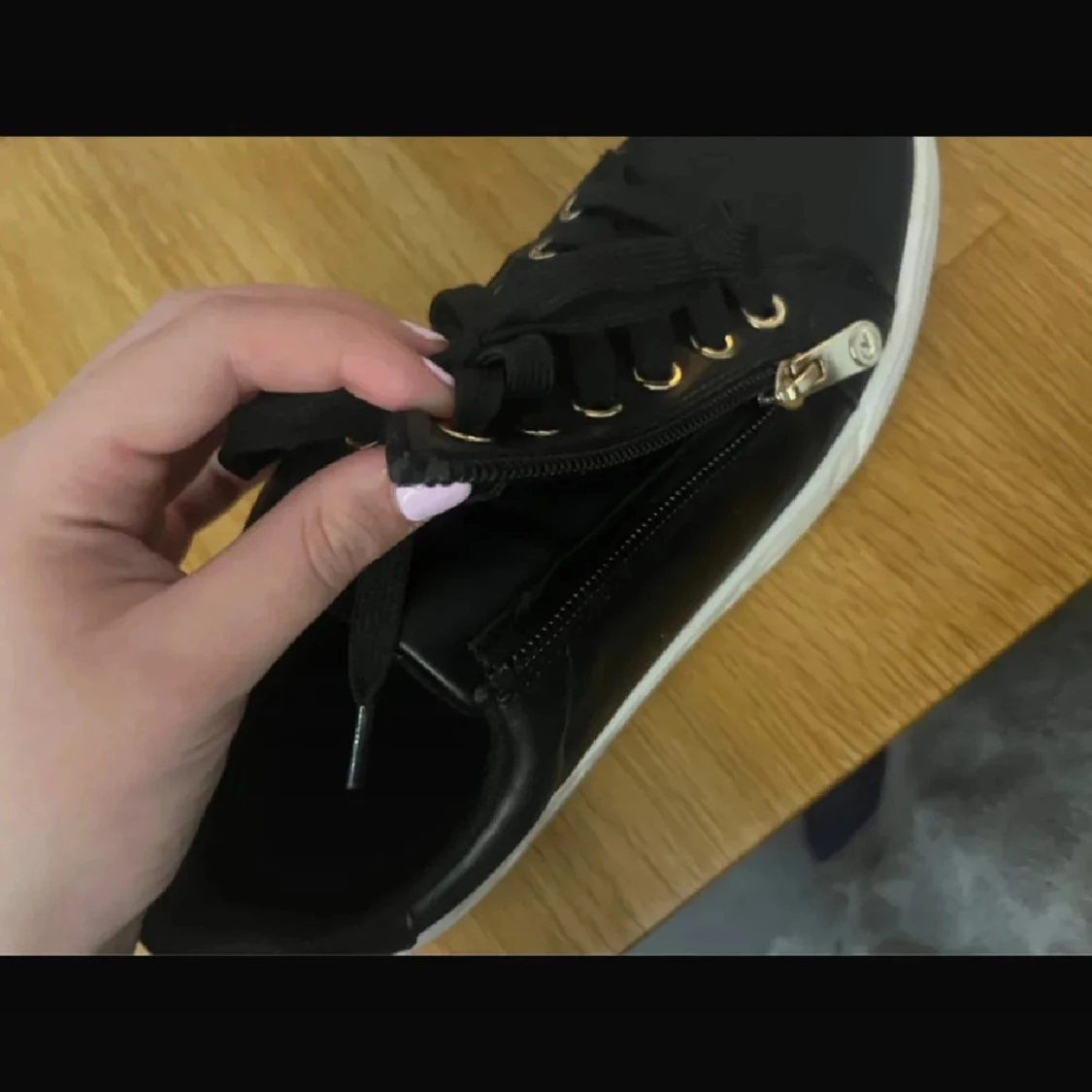 Svarta sneakers med dragkedja och snörning - 1