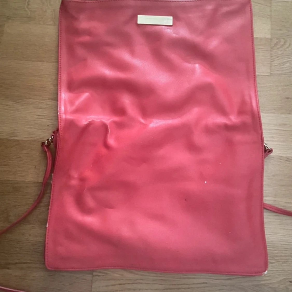 Röd axelväska från H&M i skinnimitation - 1