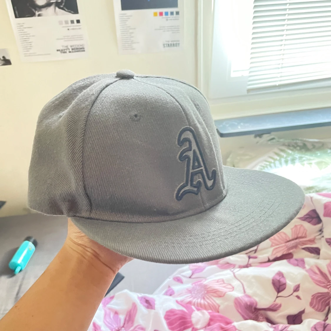 Grå keps med broderat A