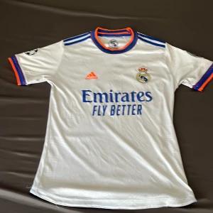 Real Madrid fotbollströja  - Real Madrid 2021 tröja storlek S Benzema nr9 på ryggen 