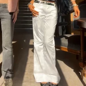 Vita vida byxor - Snygga vita byxor med rak och vid passform. Byxorna har klassisk design o de e perfekta för en clean och fräsch look, passar till både sneakers och ballerinas. 😎