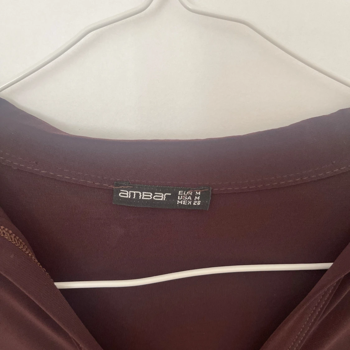 Brun omlottopp med knappar från Ambar - 1