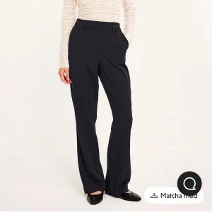 Svarta kostymbyxor från Kappahl - Säljer dessa kostym byxor från Kappahl på grund av att jag inte har hunnit lämna tillbaka de. De är helt nya och har även prislappen kvar. Originals priset är 500kr och de är i storlek 36. Skriv om ni har några frågor❤️