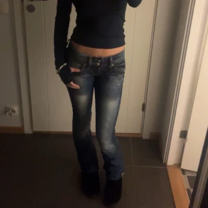 Lågmidjade jeans - Säljer en av mina favorit jeans då de har blivit för små! Älskar dessa, skit lågmidjade och sitter bootcut. Perfekt längd till mig som är 168 och gillar att inte trampa ner mina jeans. Dem är storlek 34. Dem har en lite smutsig färg, inte riktigt smuts. Sååå snygga utan defekter! 