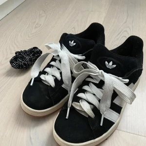 adidas campus - säljer dessa jättesnygga adidas campusar 00s som är i superbra skick och endast använda ett fåtal gånger! dessa skor kommer med två par sko snören, vita och vit/svarta fläckiga! kom gärna med prisförslag 💓