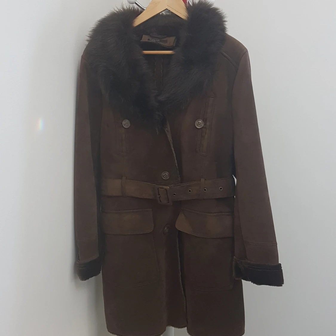 Brun mocka kappa med fuskpäls