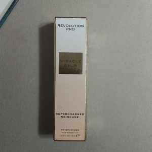 Revolution Pro Miracle Balm - Miracle Balm från Revolution Pro är en multifunktionell återfuktande balm✨️ Perfekt som primer för att ge huden en mjuk och återfuktad känsla innan smink😍Innehåller 42 ml och passar alla hudtyper💖