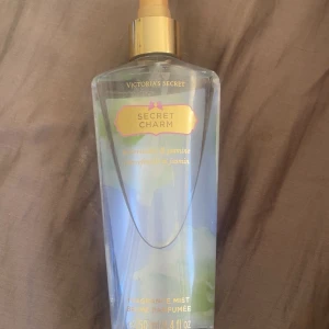 Victoria's Secret Secret Charm mist - Fräsch body mist från Victoria's Secret i doften Secret Charm med inslag av kaprifol och jasmin. Säljer då jag fick parfymen i födelsedagspresent men aldrig använt. 