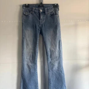 True Religion Becca Bootcut Jeans - Snygga ljusblå bootcut jeans från True Religion, modell Becca Mid Rise. Storlek W23, är i nyskick o tvättas innan jag skickar de. Är även uppsydda och har nu innerbenslängden 70 cm🫶🏻