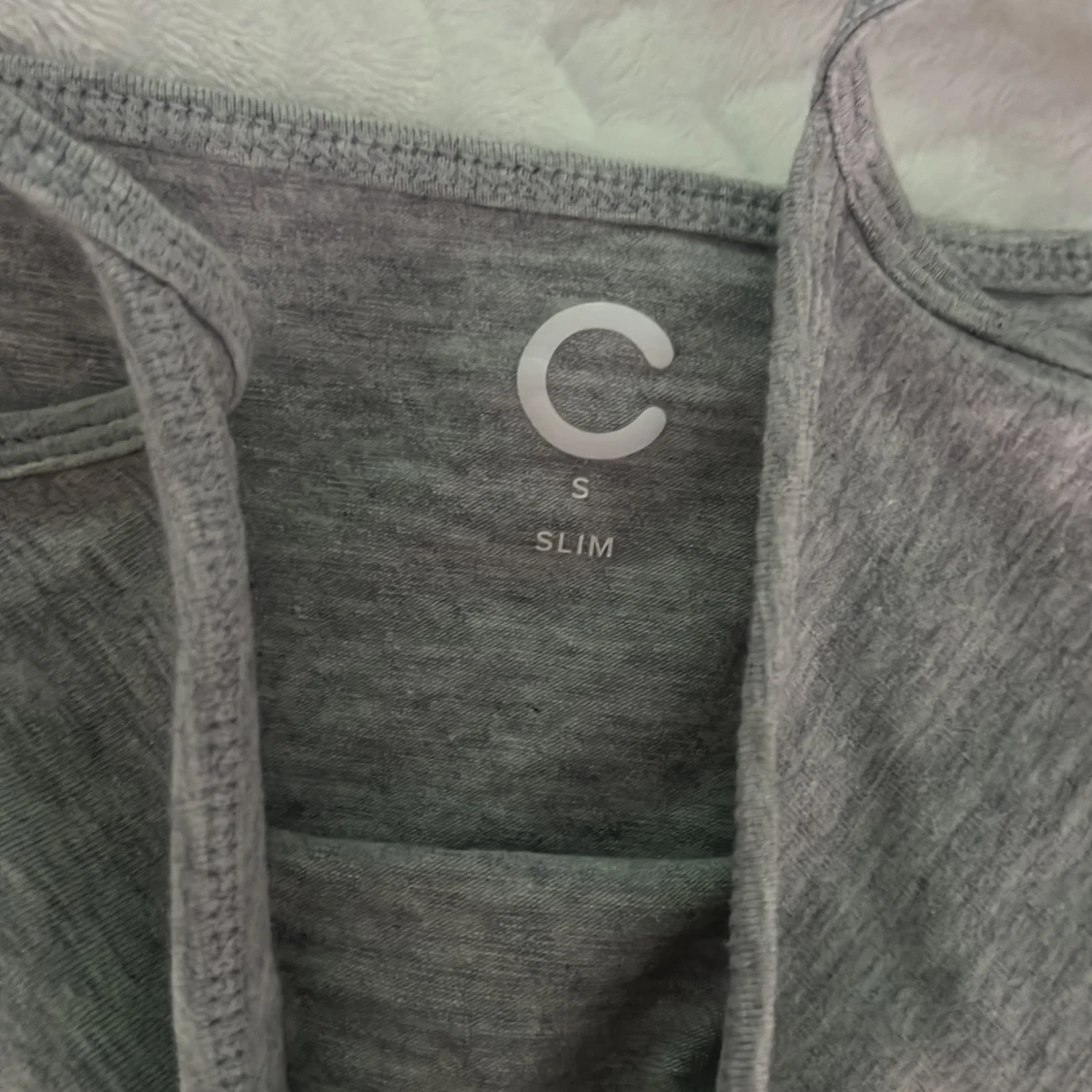 Grå linnetopp med smala axelband - 1