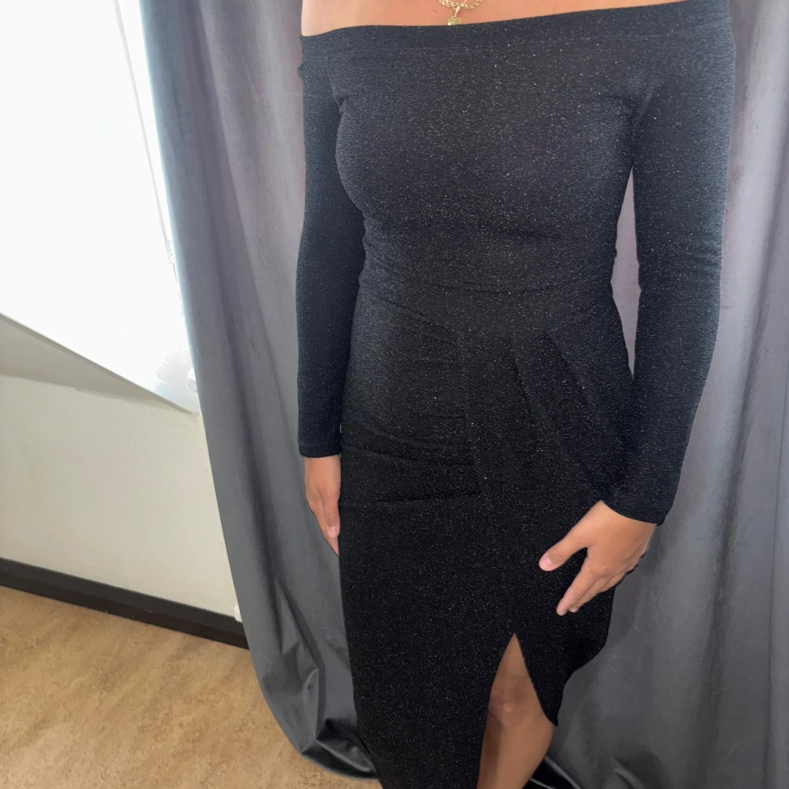 Svart glittrig offshoulder långklänning - 1