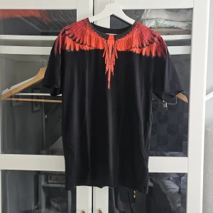 Marcelo Burlon t-shirt  - Säljer min oanvända marcelo burlon t-shirt för den är för stor. Den är köpt i butik men har tyvärr inte kvitto. Tag finns och det är storlek S. Skriv vid minsta fundering. Ny pris är 2700kr 