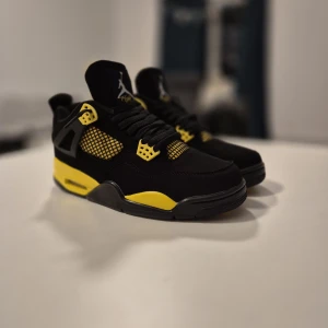Jordan 4 yellow thunder  - Säljer ett par jordan 4 yellow thunder aldrig använt dom
