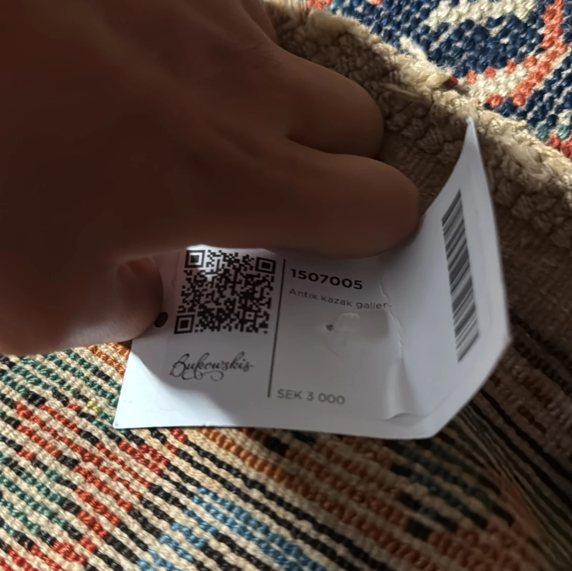 Här är ett förslag på en passande titel för bilden:“Antik röd persisk matta med geometriskt mönster och fransar”Vill du ha en kortare eller mer poetisk titel, eller kanske något mer beskrivande om skick/slitage? - 1