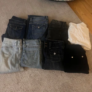 Säljer massa snygga  jeans och byxor  - Säljer ett gäng snygga jeans i olika färger, både ljusa och mörka tvättar. Perfekta för dig som vill ha variation i garderoben och gillar jeans i olika stilar. 6 par jeans och 1 par juicy och 1 par linne byxor kontakta mig om vad du är intresserad av så kan jag skicka mer bilder och info😊