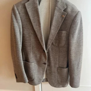 HANSEN & JACOB stickad kavaj - Stickad kavaj från HANSEN & JACOB i nyskick bara använt få antal gånger. Bara fråga om du undrar nått!