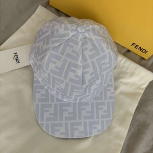 Fendi keps - vit - Exklusiv vit keps från Fendi med ikoniskt FF-mönster över hela kepsen. Klassisk böjd skärm och justerbar baksida. Tillverkad i ett lätt och slitstarkt material som passar perfekt till en clean och modern stil.