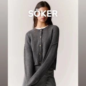 Mörkgrå kofta med knappar - SÖKER. Söker den här koftan från pull and bear i storlek Xs eller S.