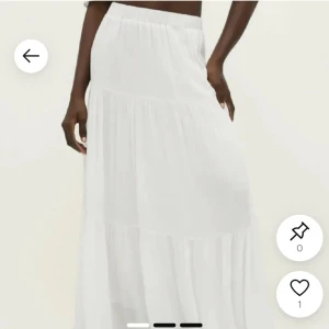 Vit långkjol - Super snygg vit långkjol från zalando. Använd fåtal gånger! Nypris 399 första bilden är från Zalando och andra är lånad. Helt slutsåld