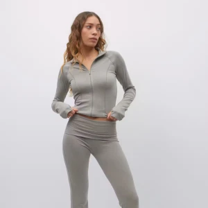 Grå zip-jacka från Gina Tricot XS - Supersnygg grå zip-jacka från Gina Tricot i figurnära modell. Jackan har lång ärm, hög krage och dragkedja hela vägen framtill. Perfekt till träning eller chill, i mjukt och stretchigt material. Ogrinal pris 349kr aldig använd, jätte fin! Pris går att diskutera och fler bilder kan man få om man skriver till mig. 100kr plus frakt 