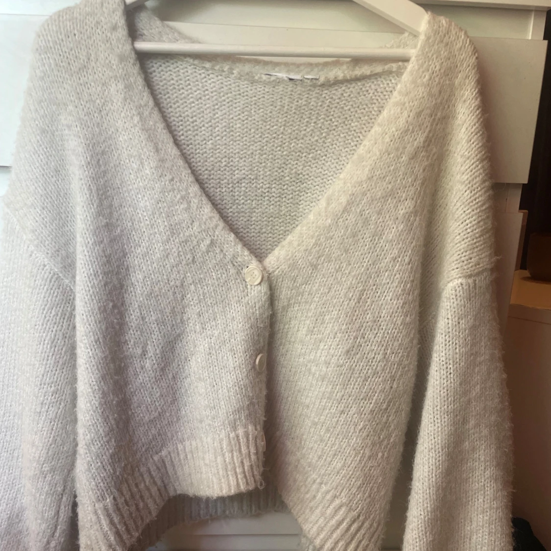 Beige stickad kofta med v-ringning