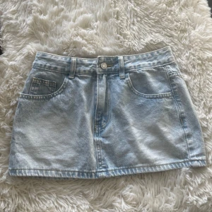 mini jeanskjol  - kort jeanskjol aldrig använd, helt ny. lågmidjad