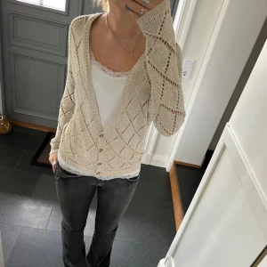 Kofta  - Säljer denna söta kofta från vero moda. Köpte den av en annan tjej här på plick för ett tag sedan och bilderna är därmed lånade från henne!❤️