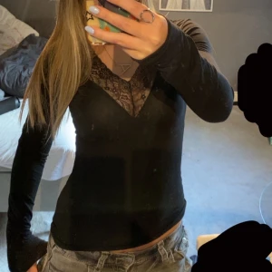 Svart långärmad tröja - Säljer en långärmad tröja från gina som liknar intimissimi tröjan! Hör av er vid frågor och funderingar. Pris kan diskuteras💓