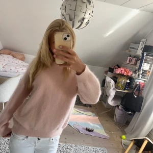 Ljusrosa stickad tröja H&M - Supermysig ljusrosa stickad tröja från H&M med rund halsringning och långa ärmar. Storlek L men passar mig jättebra som vanligtvis har S. Bara att skriva om ni har några frågor eller vill ha mer bilder, pris går att diskutera 💕
