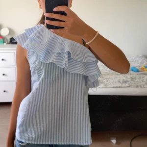 Randig oneshoulder topp med volang - Beställde men hann inte returerna så försöker sälja den här🩷