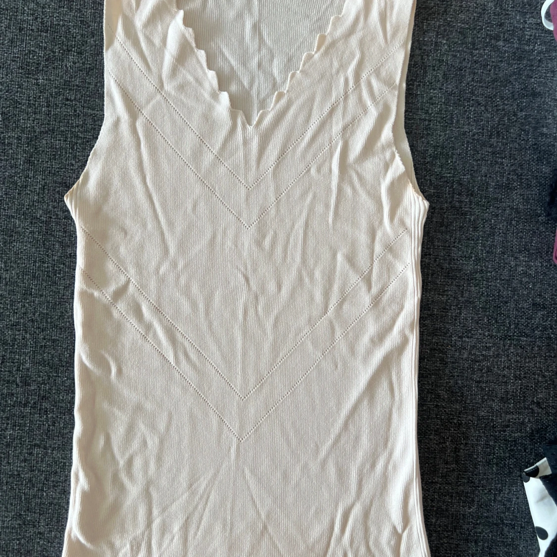 Beige ribbad ärmlös linnetopp