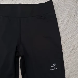 Träningstights med ficka - Helt oanvända och är i storlek 38 men har snörning på insidan.