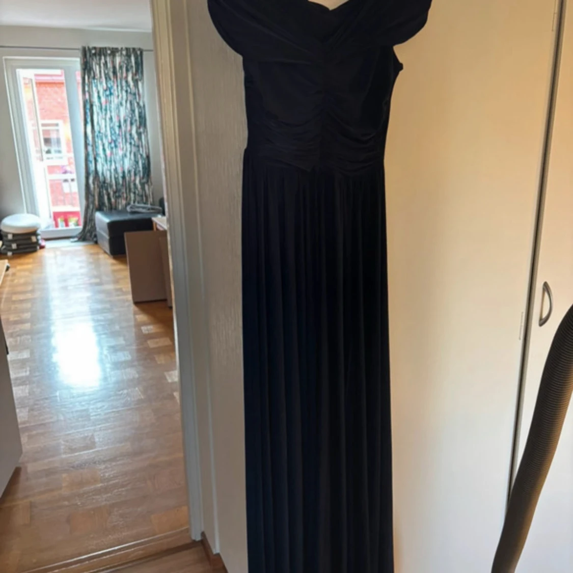 Marinblå långklänning offshoulder