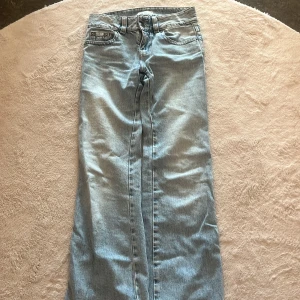 Ljusblå lågmidjade jeans  från Gina Tricot - Säljer ett par ljusblå lågmidjade jeans från Gina Tricot. Använda 1 gång. 