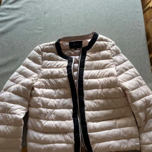Ljusrosa quiltad jacka - Fin ljusrosa jacka från vila i storlek S med svarta detaljer. Passar till många olika outfits både svalare och varmare dagar. Den är i mycket bra skick och har använt några gånger💗💗tveka inte att höra av dig vid frågor!!🥰❤️❤️