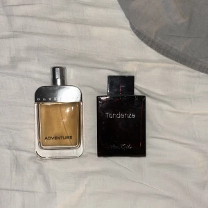 Davidoff Adventure & Van Gils Tendenza - Två parfymer, Davidoff Adventure i en stilren. Van Gils Tendenza i en mörk, nästan svart fyrkantig flaska med minimalistisk design. Perfekta dofter för dig som gillar klassiska och maskulina parfymer.