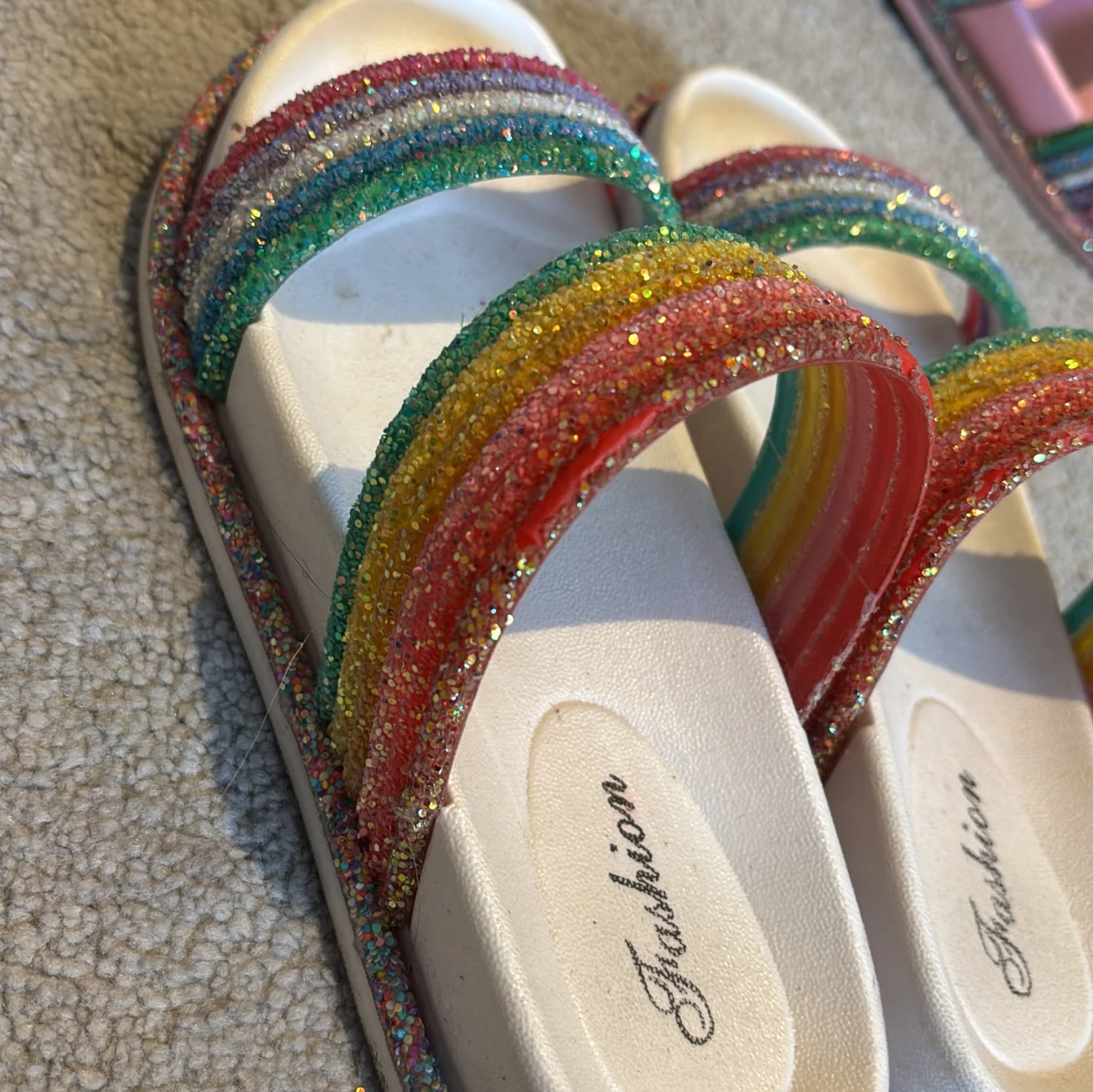 Glittriga sandaler - 1